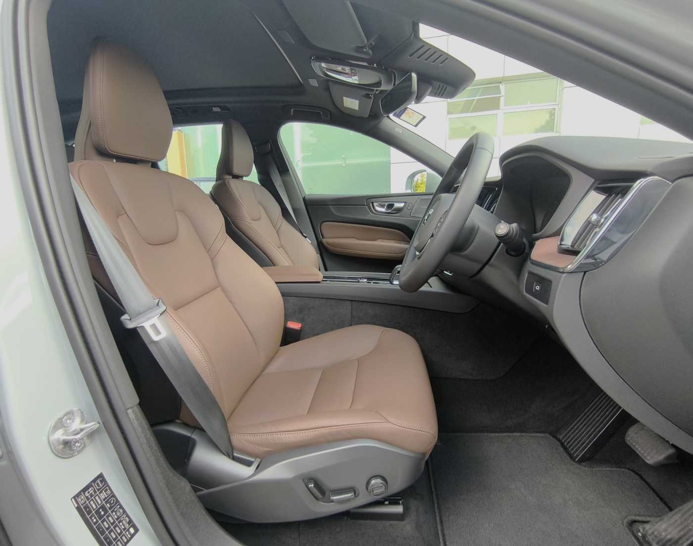 Volvo  XC60 Essential, B5 AWD Mild hybrid, Petrol